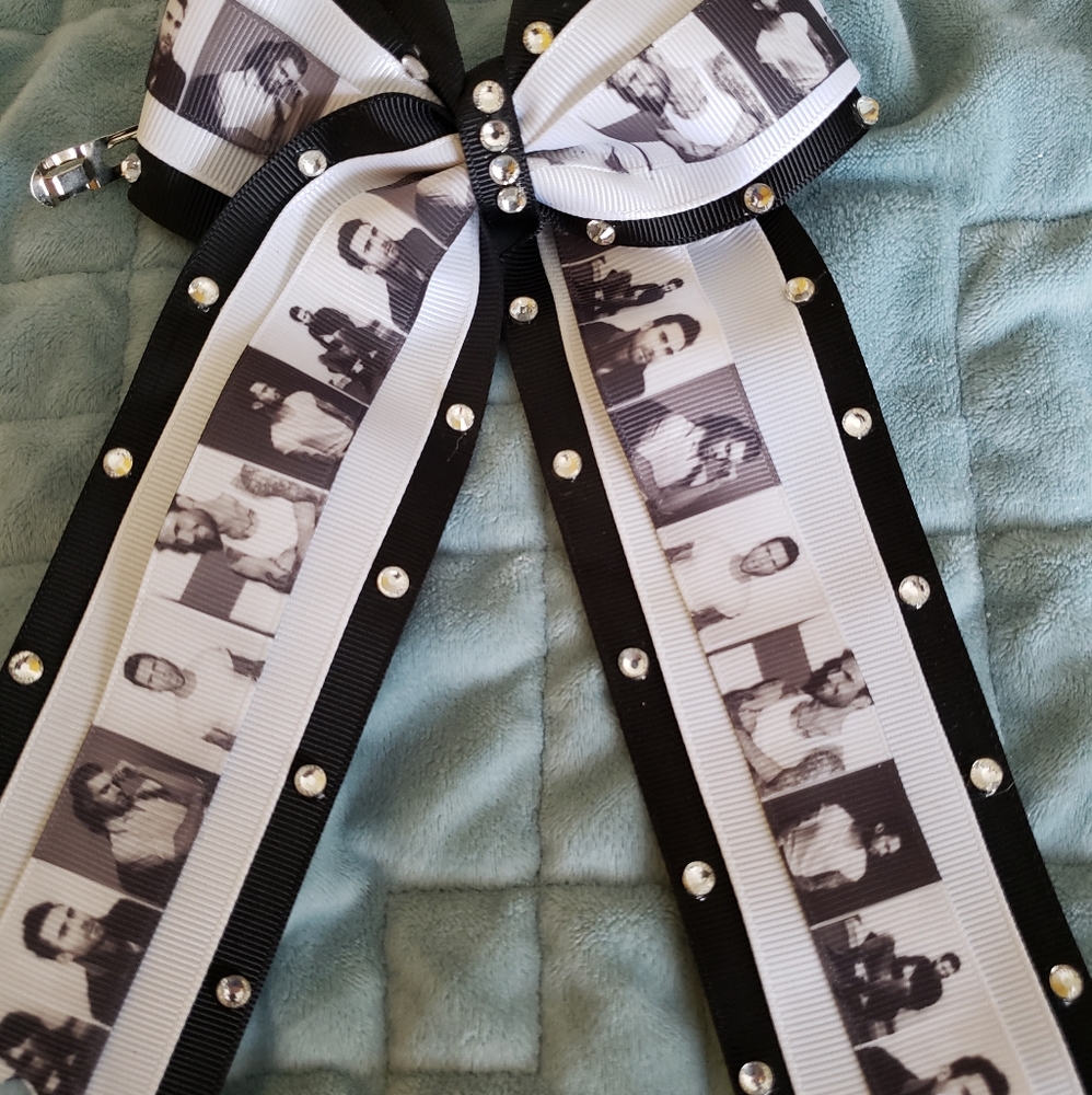 Cheerleading bow